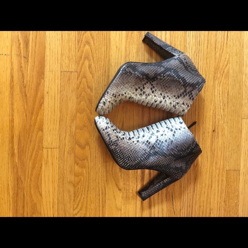 New in box Stuart weitzman booties